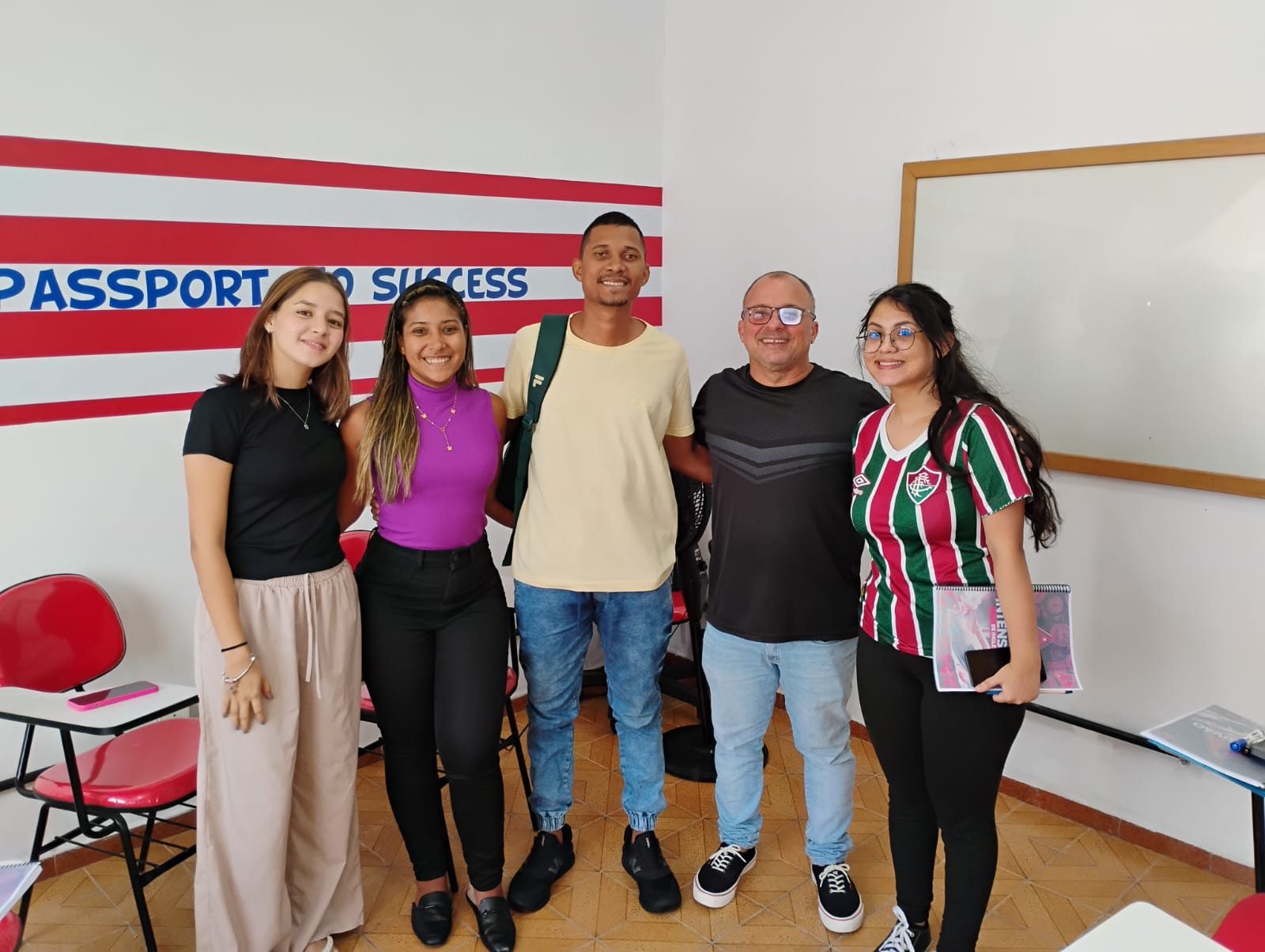 Alunos e professor Jackson em sala de aula da Jack's Academy