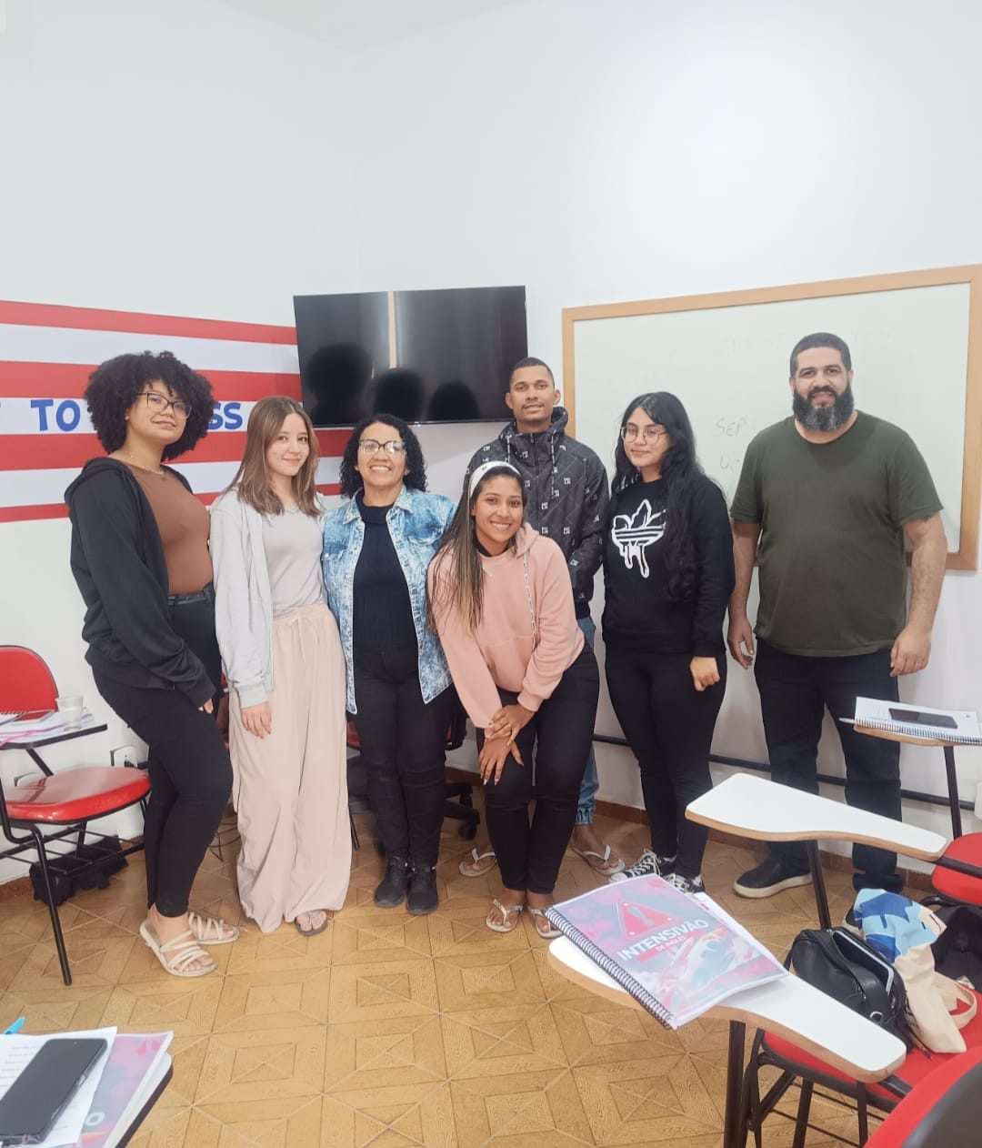 Turma de inglês reunida em sala da Jack's Academy