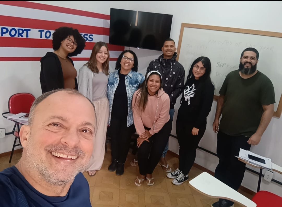 Selfie de Jackson com a turma de inglês da Jack's Academy