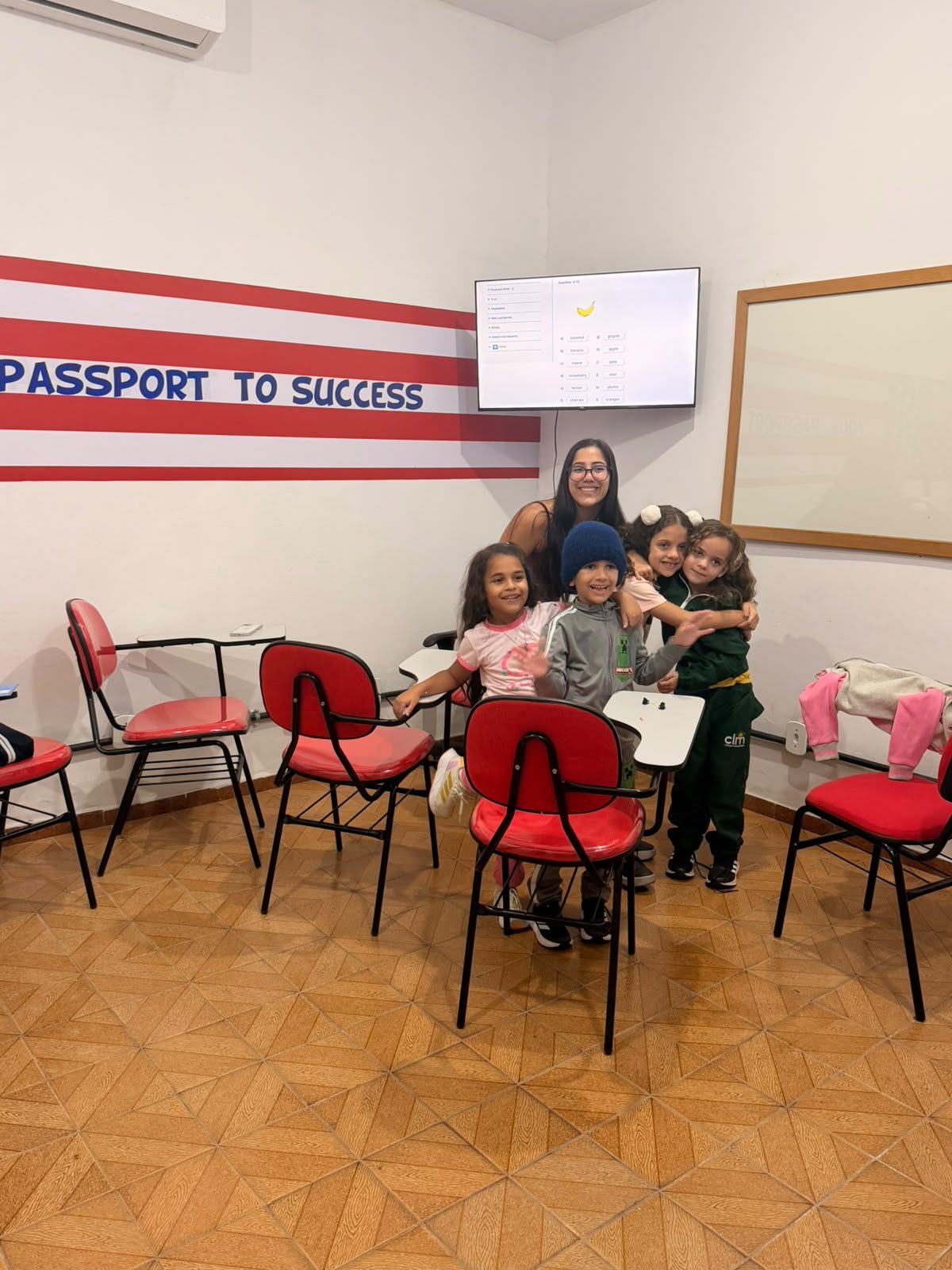 Turma individual de inglês com a professora Vívian e alunos crianças