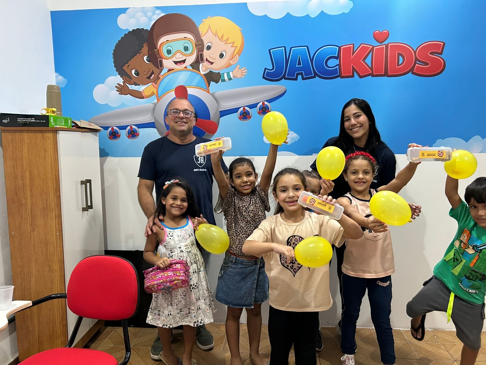 Aula JacKids com Jackson e Vívian junto às crianças