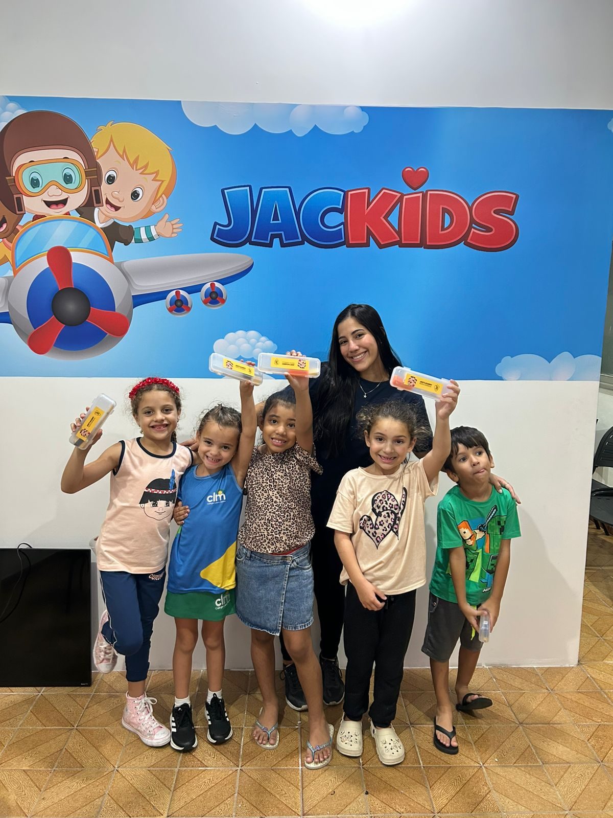 Turma JacKids com a professora Vívian e alunos