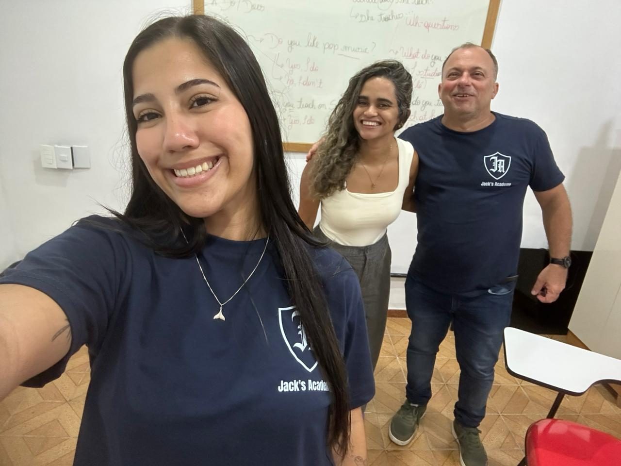 Professores Vívian e Jackson em sala de aula
